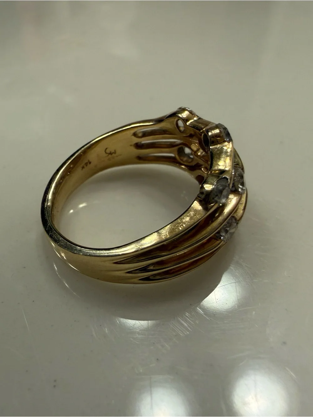 14k Gold  Women's Ring size 6  Round diamonds